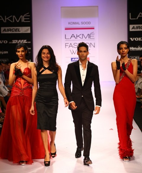 Komal Sood and Pernia Qureshi Gave their Creative Touches to Garments at Lakmé Fashion Week Winter/Festive 2012