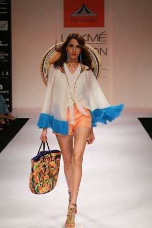 Pia Pauro’s Fashionable Travelogue with Rustic Touches Made A Trendy Impact at Lakmé Fashion Week Winter/Festive 2012