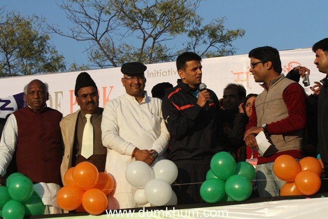 Rahul Dravid cheers runners at the Jaipur Marathon 2013