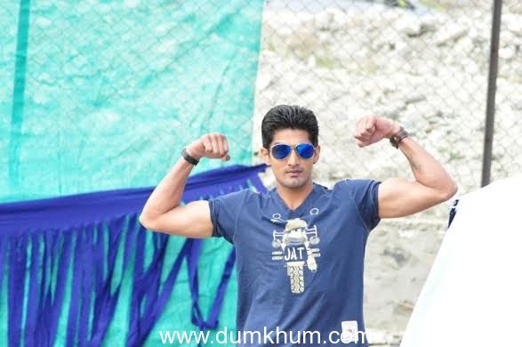 VIJENDER SINGH AND MOHIT MARWAH SWEAT IT OUT ON THE SETS OF BANJAREY IN LEH