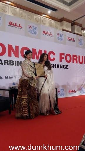 Vidya Balan wins the Iconic Woman of the Decade award!