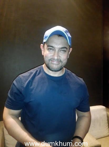 Aamir trains with his on screen daughters for Dangal