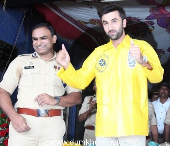 Mumbai City FC presents 2000 raincoats to The Mumbai Traffic Police
