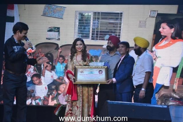 MOMENT OF GLORY! Gurpreet Kaur Chadha (President of Punjabi Global Foundation) was felicitated with Shaheed-E-Azam Bhagat Singh National Women’s Achiever Award- 2015