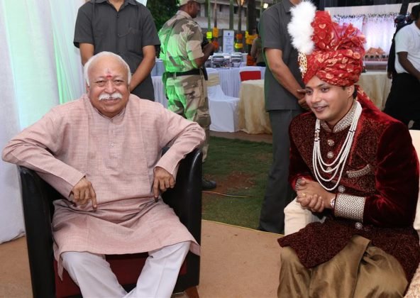 Nandan Jha's wedding reception the other day at Novotel in Mumbai saw RSS chief Mohan Bhagwat making a rare appearnce-1
