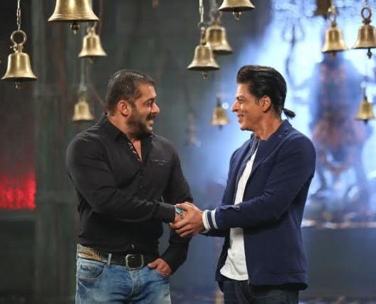 Salman and Shahrukh recreating Karan Arjun moment1