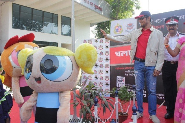 Randeep Hooda with Cartoon Network's Powerpuff Girls - Copy