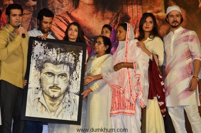 Dir Omung Kumar gifts a potrait of Sarbjit Singh consiting of his letters to Dalbir Kaur and family.