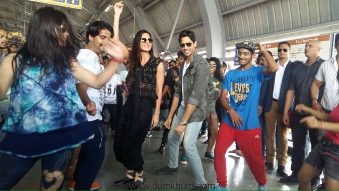Sidharth and Katrina were up for a grand welcome at the Jaipur Metro Station