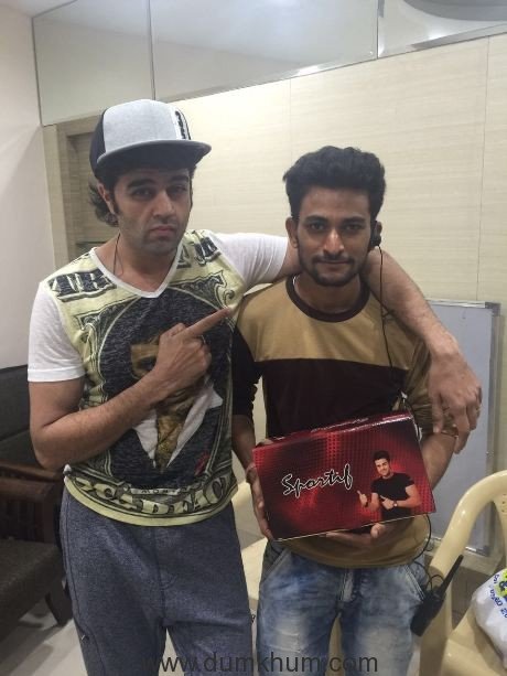 Manish Paul gifts 300 pairs of shoes to the crew of Jhalak Dikhhla Jaa 9!