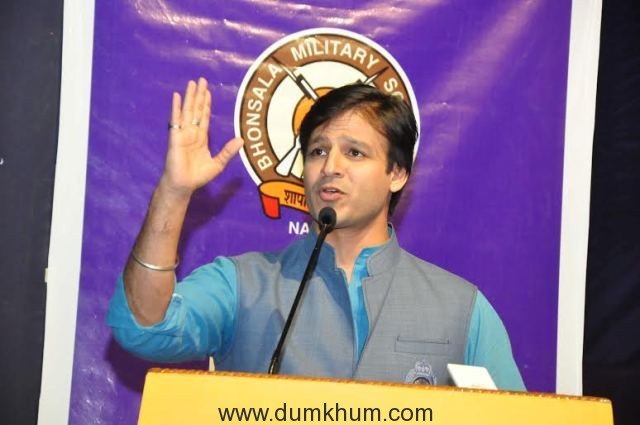 Vivek Oberoi’s company Karrm Infrastructure employees help people outside banks by serving them water and snacks!