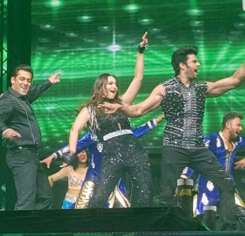 Here’s all you wanted to know about Maniesh Paul’s performances at the DaBang Tour!