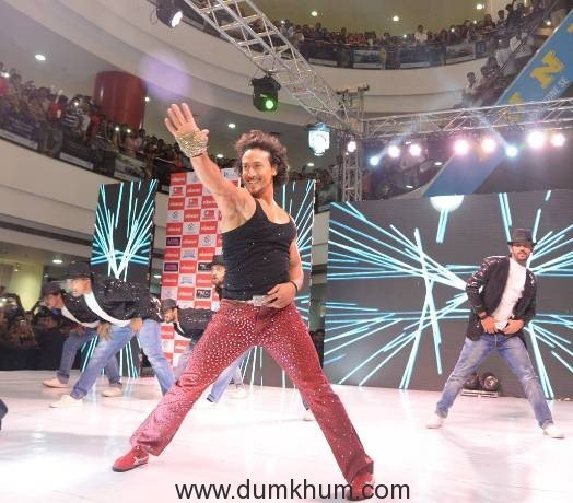 Lokmat creates record crowd with 5000+ people at Tiger Shroff’s MJ Tribute at Season’s Mall Pune