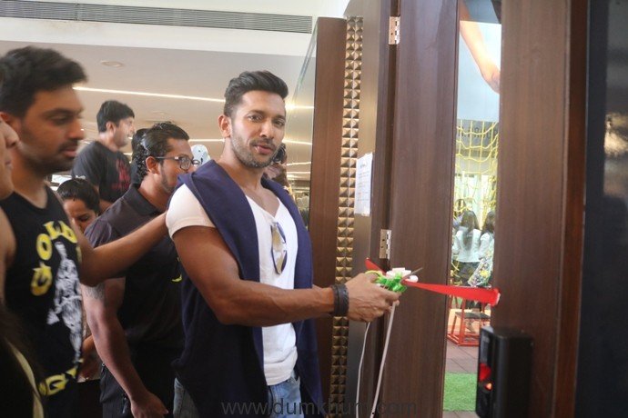 Terence Lewis inaugurating and working out at new Jungle Themed Golds Gym, Bandra