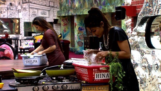 Shilpa and HIna cooking for the family members in Bigg Boss 11