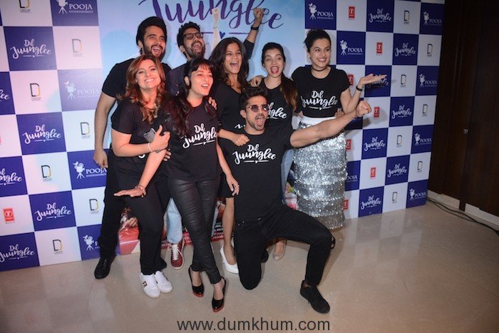Starcast of Dil Juunglee with the Director and Producers.