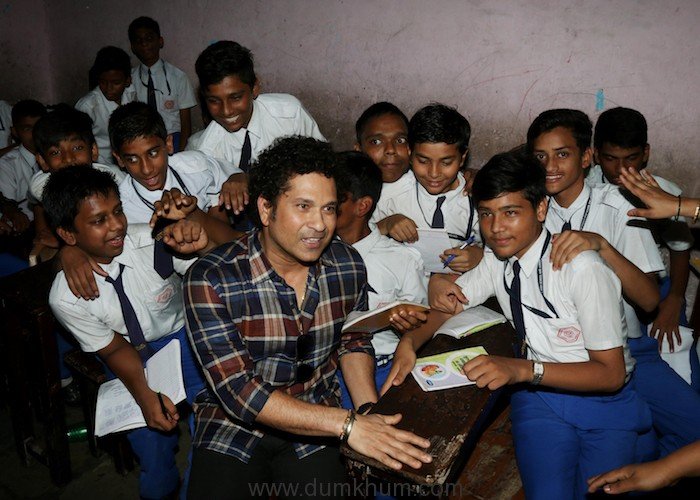 Sachin Tendulkar today visited a school in Sewri area of Mumbai-1