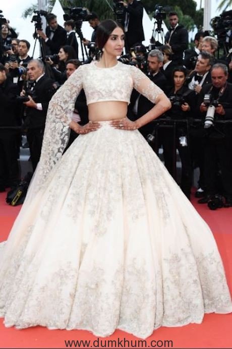 Sonam Kapoor’s first red carpet look – L’Oréal Paris ambassador Sonam Kapoor knows how to make heads turn! (2)