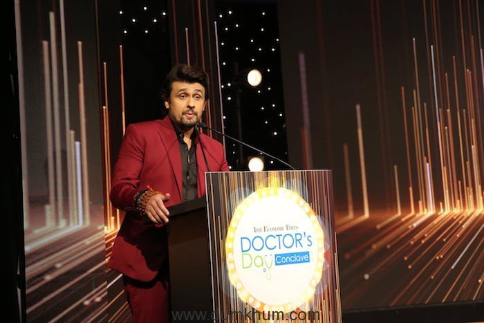 Sonu Nigam spoke of his personal experiences at the Economic Times Doctor's Day Conclave 2018-min (1)