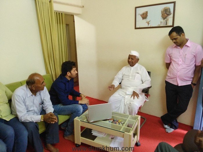 Anna Hazare gets emotional at the special screening of ‘Chalo Jeete Hain’