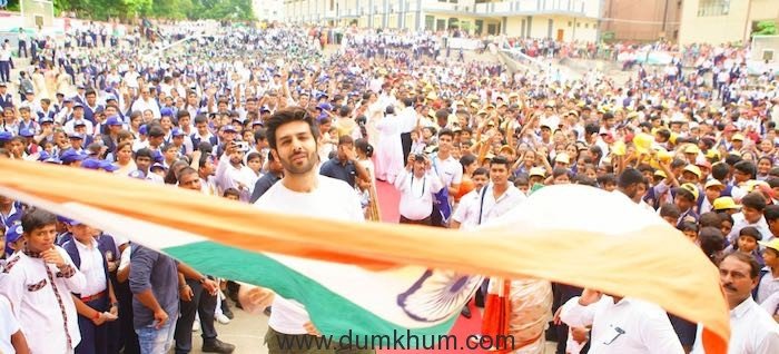 Kartik Aaryan Celebrates Independence Day With Thousands Of Kids in His School -