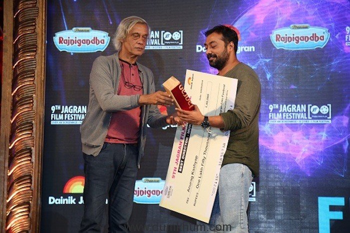 Sudhir Mishra presenting the Best Director Award to Anurag Kashyap at the Awards Night of the 9th Jagran Film Festival
