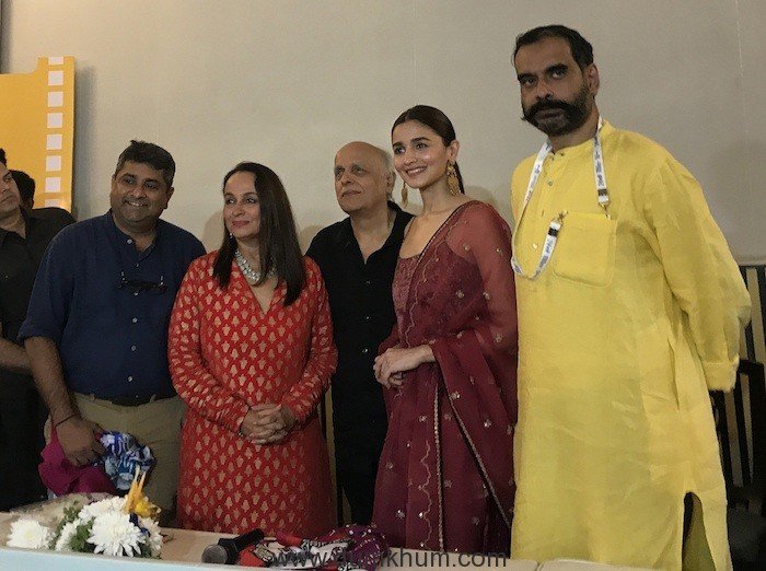 Alia Bhatt along with director Sanjoy Nag, and lead cast Soni Razdan and Mahesh Bhatt