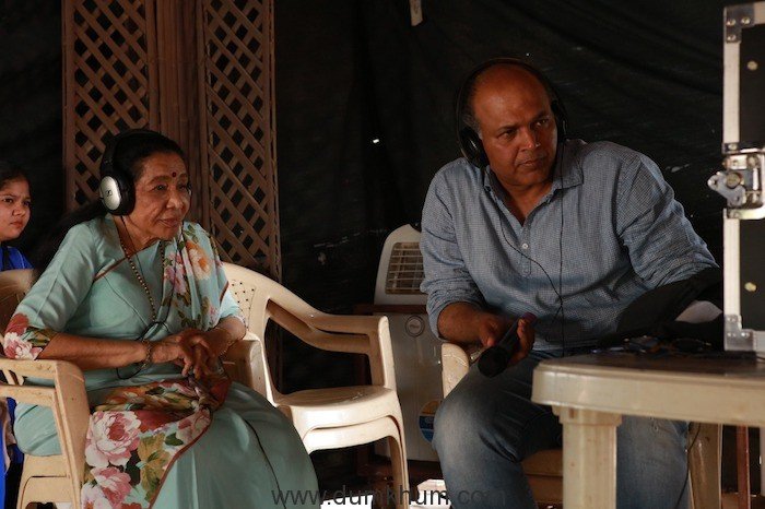 Asha Bhosle Calls Shot On The Sets Of Ashutosh Gowariker’s Magnum Opus Panipat