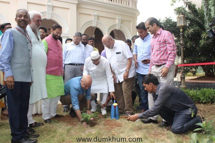 Shri Prakash Javadekar planting saplings with Film Personalities-1