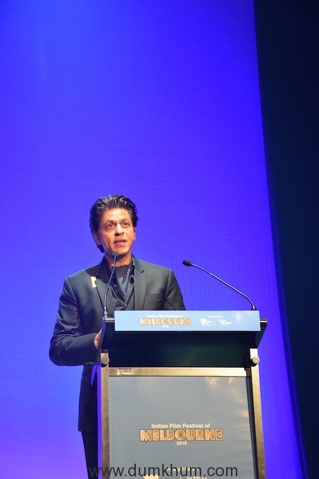 SRK recieved the excellence in cinema award