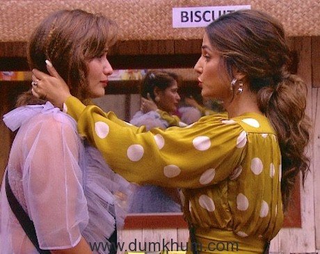 Hina Khan with Aarti Singh at Weekend Ka Vaar 01