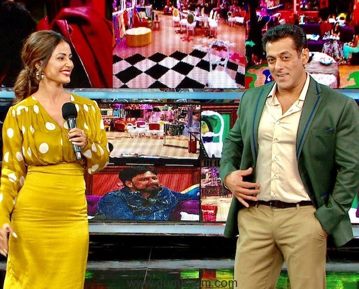 Hina Khan with host Salman Khan at Weekend Ka Vaar 01