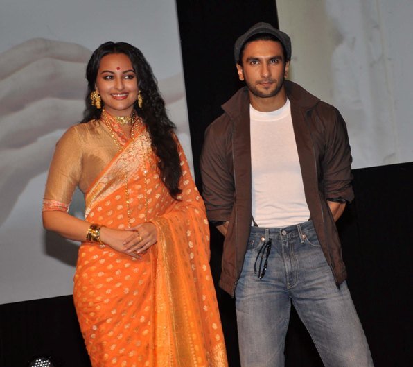 Ranveer and Sonakshi handle the crowd very smartly !