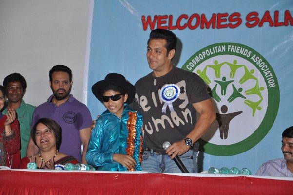 BOLLYWOOD SUPERSTAR SALMAN KHAN AND COSMOPOLIT​AN FRIENDS’ ASSOCIATIO​N COME TOGETHER TO SPREAD CHEER FOR THE LESS FORTUNATE KIDS