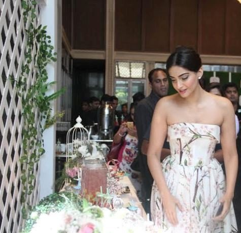 An ‘App’solutely amazing High Tea! Sonam Kapoor launches her own App!