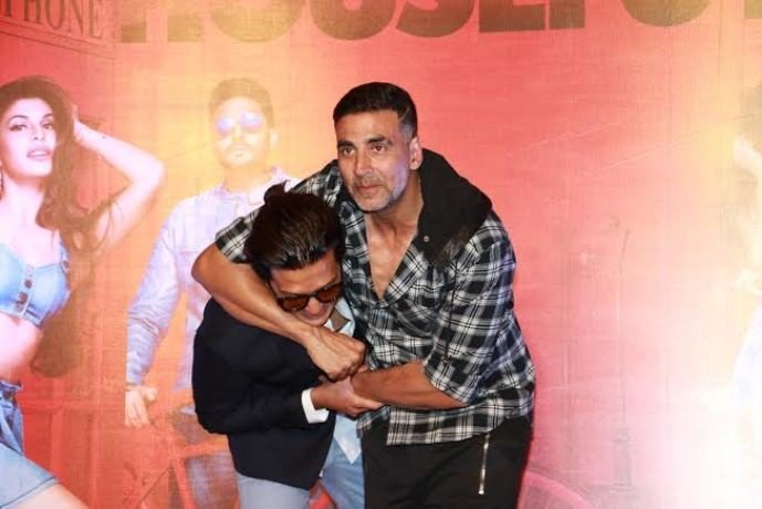 Akshay Kumar and Ritesh Deshmukh’s camaraderie will surely leave you in splits!