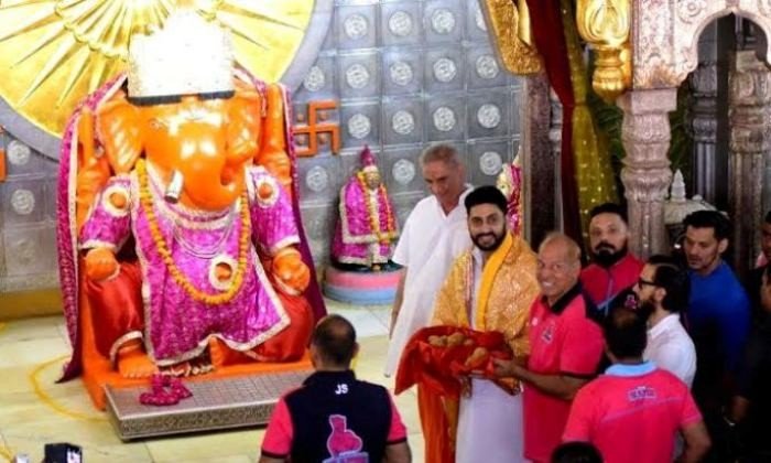 Abhishek Bachchan and the Jaipur Pink Panthers visit Moti Dungri Ganesh in Jaipur !