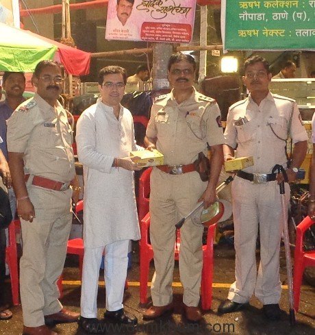 kedar-dighe-and-officers-of-maharashtra-police-on-duty-for-ganesh-visarjan