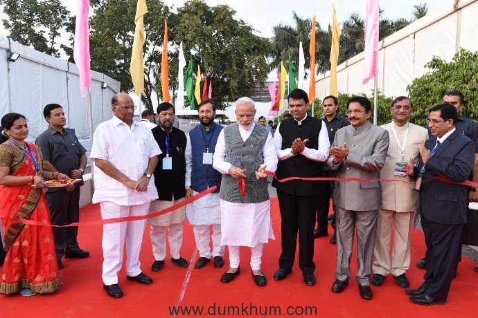 The Prime Minister, Shri Narendra Modi cutting the ribbon to inaugurate the International Conference and Exhibition on Sugarcane Value Chain-Vision 2025 Sugar, in Pune, Maharashtra on November 13, 2016. The Governor of Maharashtra, Shri C. Vidyasagar Rao, the Union Minister for Human Resource Development, Shri Prakash Javadekar, the Chief Minister of Maharashtra, Shri Devendra Fadnavis and other dignitaries are also seen.