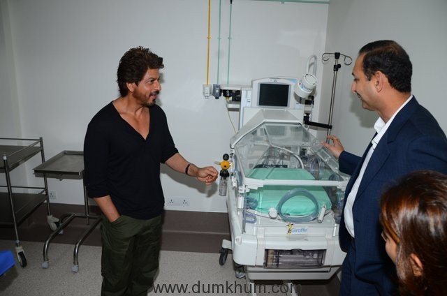 Shah Rukh Khan at the Birthing Centre of Nanavati Super Speciality Centre with Aditya Soi