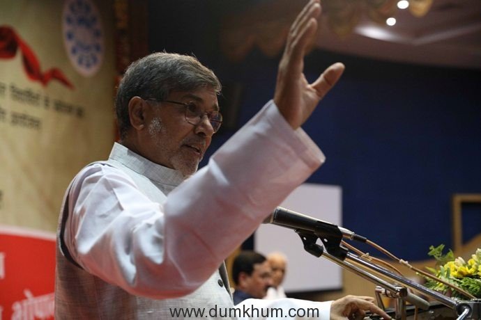 Nobel Peace Laureate Shri Kailash Satyarthi addressing the media in Bhopal today