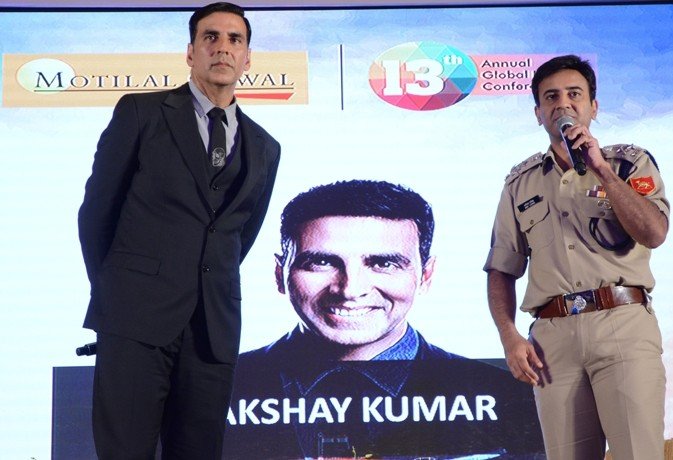 Actor Akshay Kumar raises approximately Rs 6.50 crore in an impromptu appeal for ‘Bharat Ke Veer’ at 13th Motilal Oswal Annual Global Investors Conference 2017