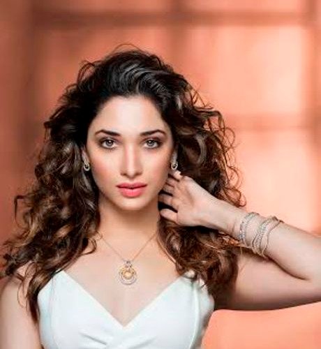 Tamannaah Bhatia To Play South remake of “Queen” in Telugu !