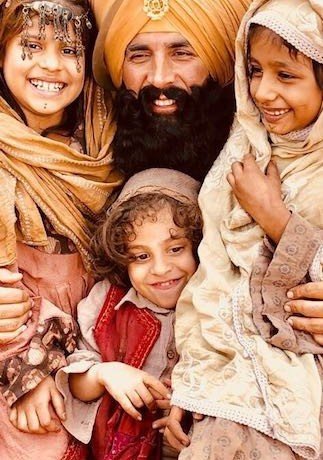 Akshay Kumar Shooting with these lovely children playing Afghani kids in #Kesari