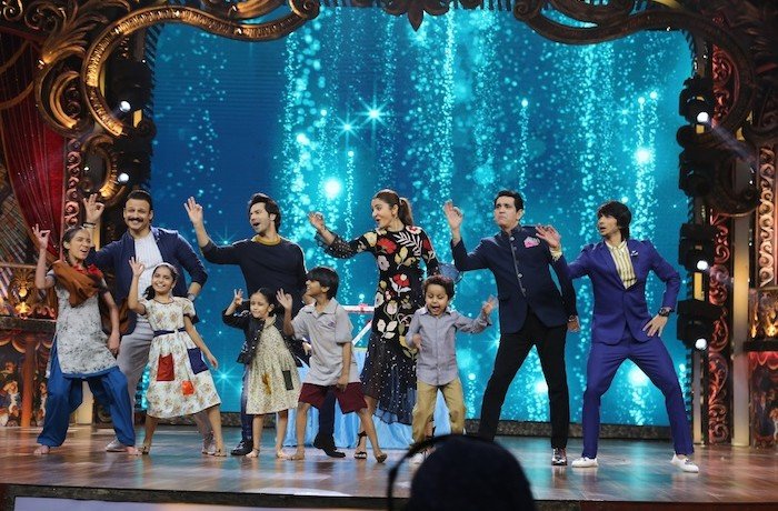 Anushka Sharma and Varun Dhavan promotes – Sui Dhaga on the sets of India’s Best Dramebaaz !