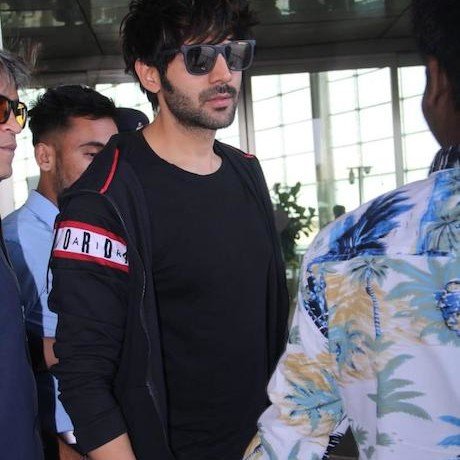 Heartthrob Kartik Aaryan at the airport giving us major airport look goals !