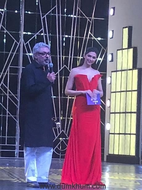 Sanjay Leela Bhansali wins Best Director at the Zee Cine Awards !