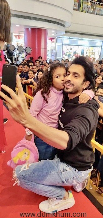 Sunny Singh’s candid moment with a fan is the cutest thing ever!