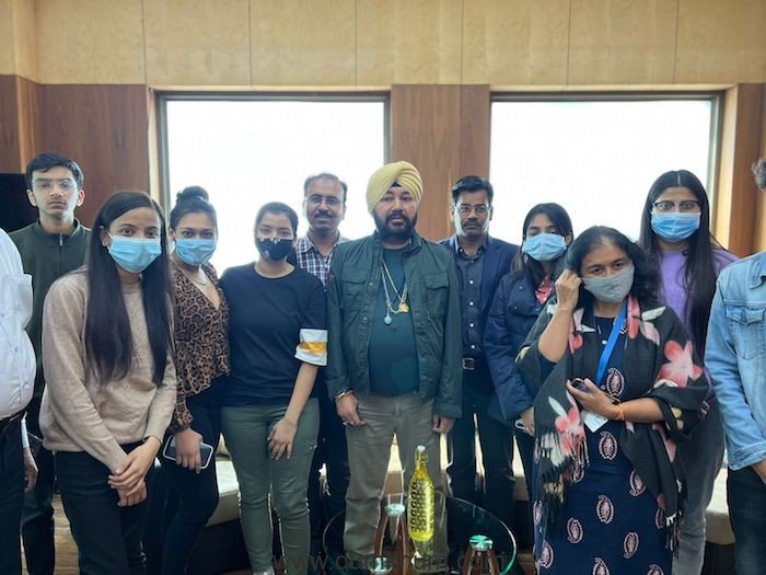 King of Pop Daler Mehndi Meets Students Evacuated from Ukraine At Udaipur Airport, Lauds PM Modi For Rescue